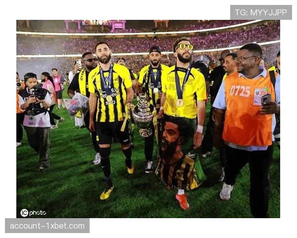 吉达联合中场屏障作用明显 双后腰体系支撑防守反击